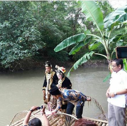 Pasangan Pengantin Dusun Sungapan Melaksanakan Nawala Camat Sedayu Menebar Benih Ikan