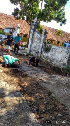 Kerja Bakti Warga Cawan dan Guru Serta Wali Murid SD II Dingkikan