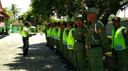 Bhabinkamtibmas dan Komandan Linmas Melakukan Koordinasi dengan Anggota Linmas