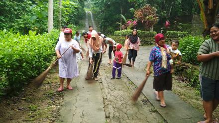 Ibu-ibu Selogedong Melaksanakan 