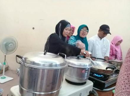 Pelatihan Pengolahan Makanan Berbahan Dasar Ikan kepada Ibu PKK Desa Argodadi oleh Mahasiswa UII Yog