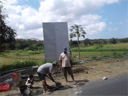 Pemdes Argodadi Benahi Papan ABPDes yang Roboh