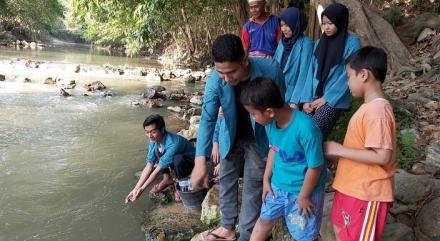 Mahasiswa K3M Alma Ata Tebar Benih Ikan