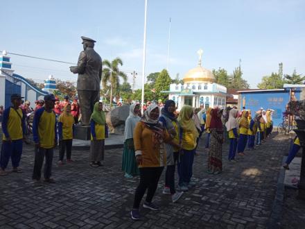 Kelompok BKL Durian Senam Sehat di Museum Soeharto