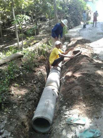 Warga Selogedong Kerjabakti Bangun Gorong-Gorong