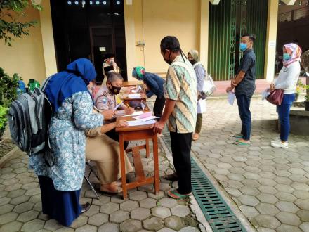 Pemdes Argodadi Salurkan Bantuan Sosial APBD dan BST