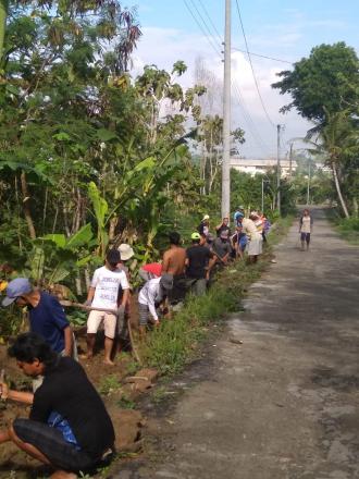 Warga Dingkikan Kerja Bakti Bangun Drainase