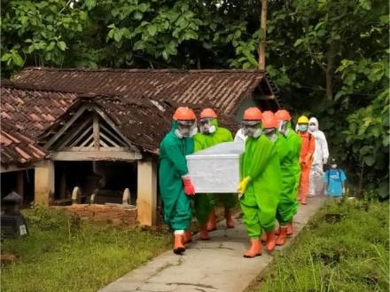 Terima Jenazah Luar Daerah, FPRB Argodadi Laksanakan Pemakaman Standar Covid-19