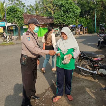 Bhabinkamtibmas Argodadi Monitoring Penggunaan Masker