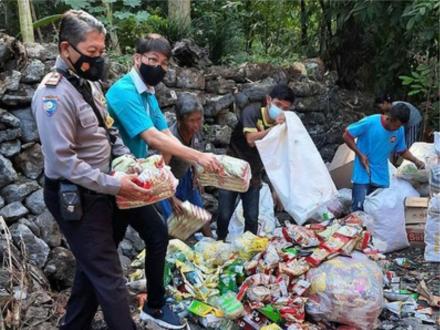 Bhabinkamtibmas Argodadi Dampingi Pembakaran Produk Kadaluarsa