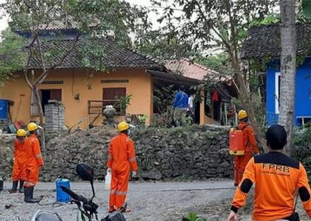 FPRB Argodadi Semprotkan Disinfektan