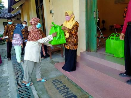 LKM Argodadi Serahkan Paket Bantuan Jompo dan ODGJ