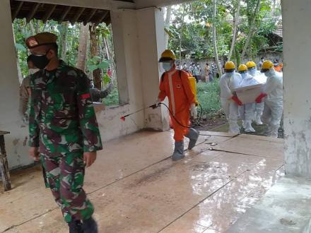 FPRB Argodadi Laksanakan Pemakaman Pasien Covid-19