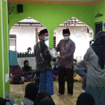 Rohis Al-Wildan Salurkan Zakat di Padukuhan Dumpuh