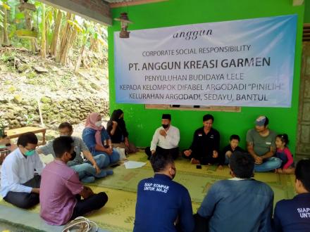 PT Anggun Berikan Bantuan 40 Paket Budidaya Lele untuk Difabel Argoadadi