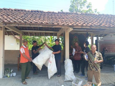 Merubah Sampah Menjadi Pundi Pundi Rupiah